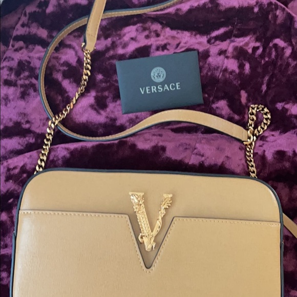 Authentic 𝐕𝐞𝐫𝐬𝐚𝐜𝐞 Tan Camera Crossbody - Picture 3 of 14